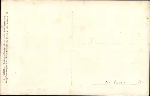 Foto Ak Pirna an der Elbe, Fachwerkhaus, Bewohnerin