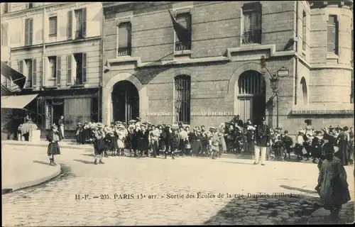 Ak Paris XV, Sortie des Écoles de la Rue Dupleix