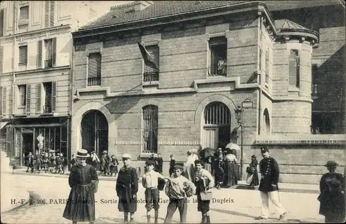 Ak Paris XV, Sortie des Écoles de la Rue Dupleix