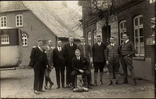 Foto Ak Hansestadt Bremen, Gasthof Zur Linde, Kegelbahn, Kegelclub, Gruppenportrait