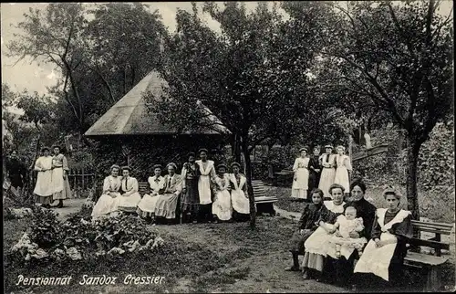 Ak Cressier Kanton Neuenburg, Pensionnat Sandoz, Frauen im Garten