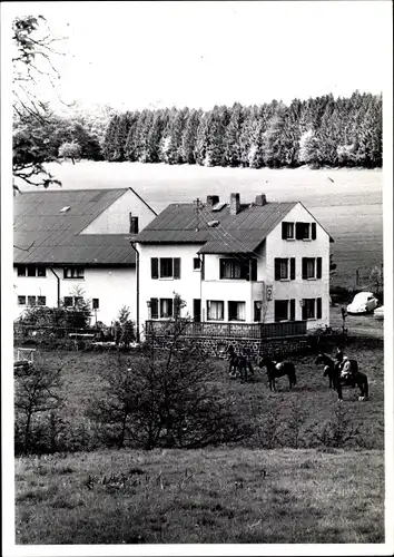 Foto Niederzeuzheim Hadamar in Hessen, Gasthof, Wald, Pferde