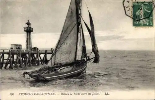 Ak Trouville Deauville Calvados, Bateau de Peche entre les Jetees, Leuchtturm