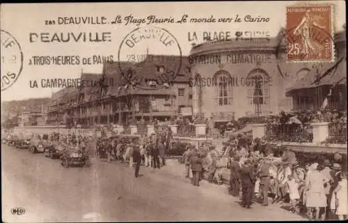 Ak Deauville La Plage Fleurie Calvados, Le Monde vers le Casino