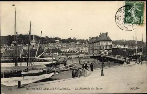 Ak Deauville sur Mer Calvados, La Passerelle des Bassins