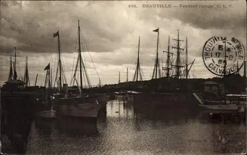 Ak Deauville Calvados, Le Port, Pendant l'orage, Hafenpartie