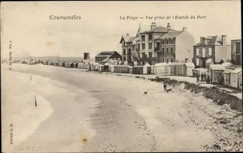 Ak Courseulles Calvados, la Plage, vue prise de l'entrée du port