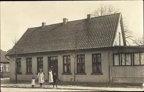 Foto Ak Hamburg, Kinder am Haus
