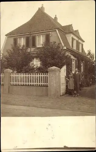 Foto Ak Uerdingen Krefeld am Niederrhein, Paar am Gartentor, Haus