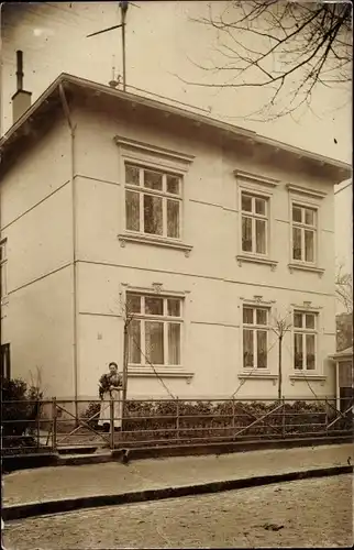 Foto Ak Hamburg Mitte Altstadt, Frau am Wohnhaus in der Schmiedebergstraße