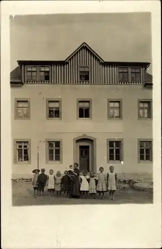 Foto Ak Greiz im Vogtland, Gruppenportrait am Haus