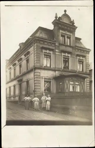 Foto Ak Dresden Altstadt, Männer am Zaun beim Geschäft