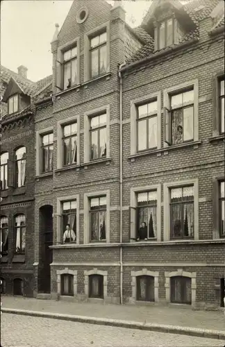 Foto Ak Magdeburg an der Elbe, Bewohner an den Fenstern, Backsteinhaus