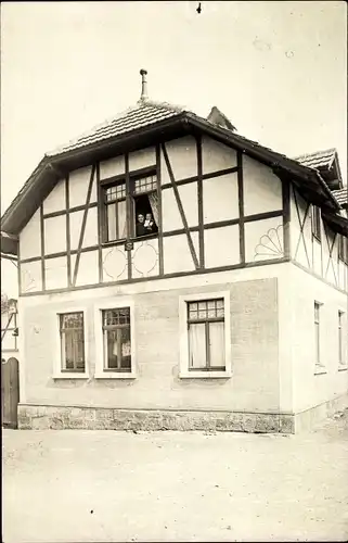 Foto Ak Dresden Neustadt, Frau mit Kind am Fenster, Fachwerkhaus