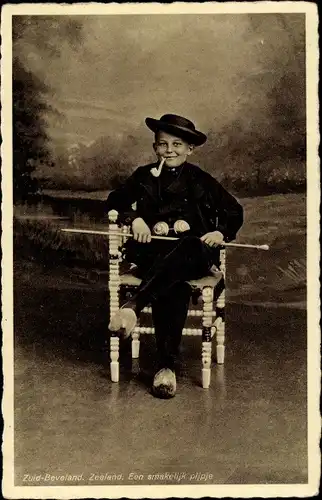 Ak Zuid Beveland Zeeland Niederlande, Niederländische Tracht, Junge mit Pfeife