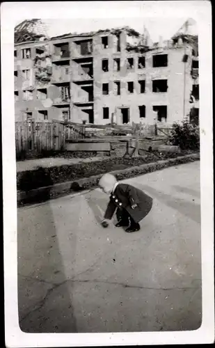 Foto Spielendes Kind auf der Straße, Berlin, Herbst 1945, Kriegszerstörungen, II. WK