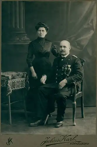 Kabinettfoto K.u.K Marineoffizier mit Gattin, Orden, Säbel, Portrait