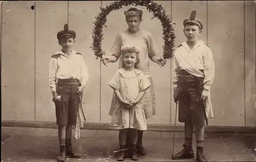 Foto Ak Kinder, Standportrait, Siegerkranz, Theaterszene ?