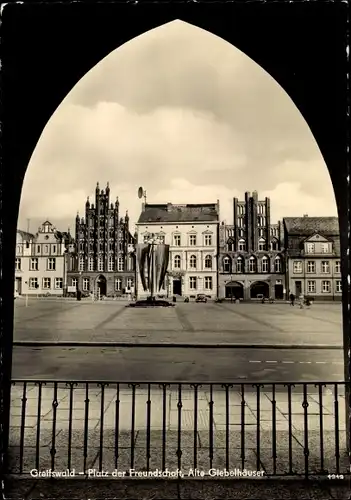 Ak Hansestadt Greifswald, Platz der Freundschaft, Alte Giebelhäuser