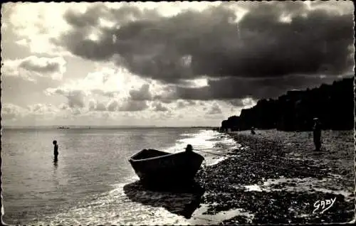 Ak Lion sur Mer Calvados, contre jour sur les Falaises, Strand, Boot