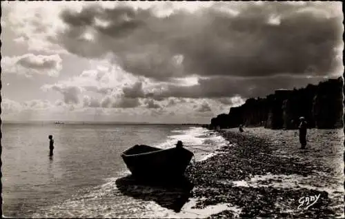 Ak Lion sur Mer Calvados, contre jour sur les Falaises, Strand, Boot