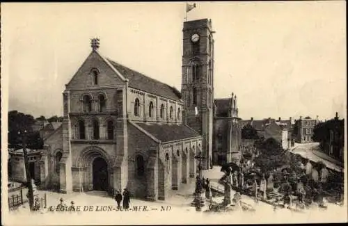 Ak Lion sur Mer Calvados, l'Église, Kirchhof, Ortspartie