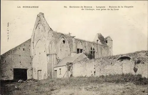 Ak Longues sur Mer Calvados, ruines de la Chapelle de l' Abbaye, vue prise de la cour