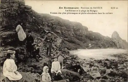 Ak Marigny Longues sur Mer Calvados, les Falaises et la Plage de Marigny, pêche abondante