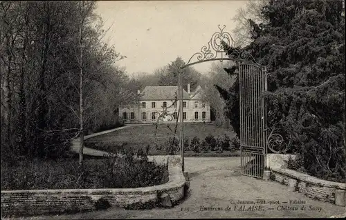 Ak Sassy Calvados, Château, Blick durch gusseisernes Tor