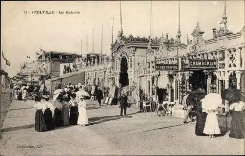 Ak Trouville Calvados, les Galéries, Photographie Chamberlin, Flaneure