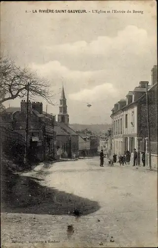 Ak La Riviere Saint Sauveur Calvados, l' Église et l' Entrée du Bourg, Straßenpartie