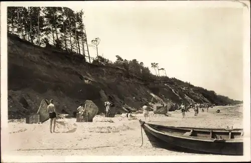 Foto Ak Śliwin Neuschleffin Rewal Rewahl Pommern, Strandpartie, Ruderboot