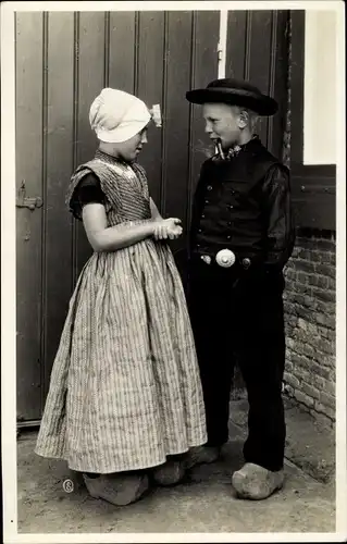 Foto Ak Kinder in niederländischer Tracht, Pfeife