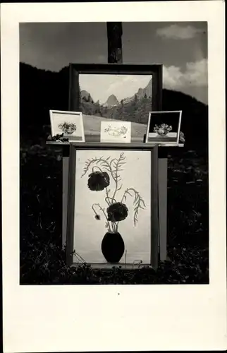Foto Ak Gemälde von Ilse Melchers auf dem kleinen Watzmann, Blumen in der Blumenvase, Berglandschaft