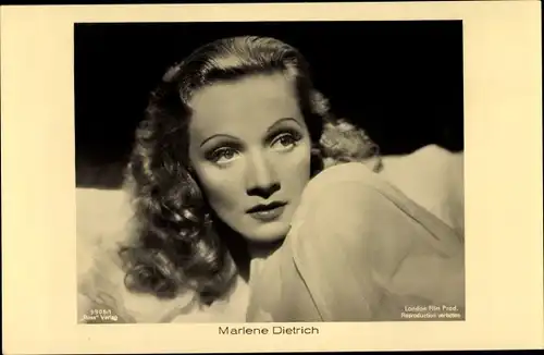 Ak Schauspielerin Marlene Dietrich, Sitzportrait
