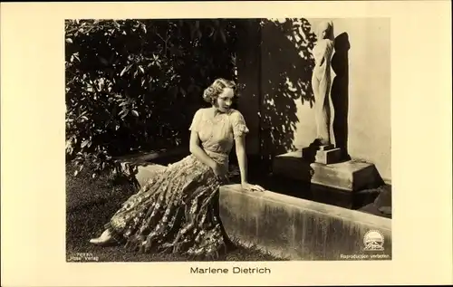 Ak Schauspielerin Marlene Dietrich, Sitzportrait