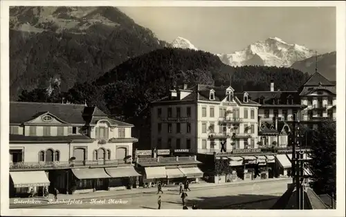 Ak Interlaken Kanton Bern Schweiz, Bahnhofsplatz, Hotel Merkur