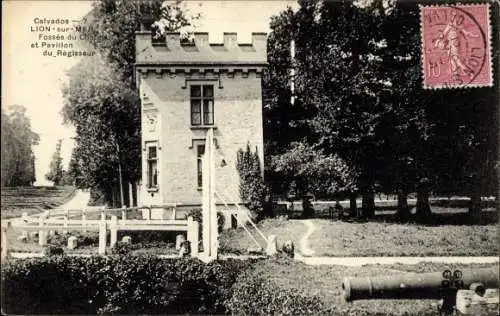 Ak Lion sur Mer Calvados, fosses du Château et Pavillon du Régisseur