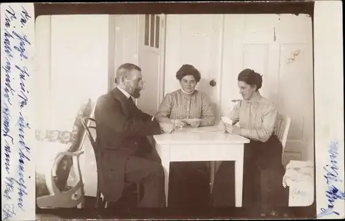 Foto Ak Davos Platz Kanton Graubünden, Herr und zwei Damen beim Kartenspiel