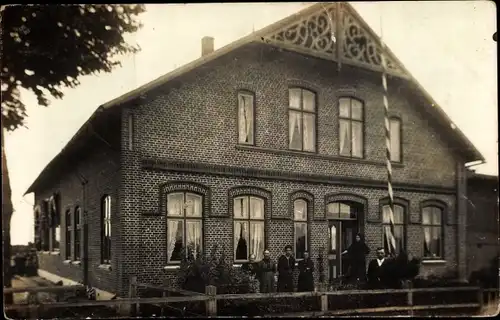 Foto Ak Spann Steenfeld Hademarschen in Holstein, Personen vor einem Wohnhaus, Gasthaus