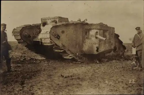 Foto Ak Deutsche Soldaten in Uniform neben zerstörtem Panzer, 1. WK