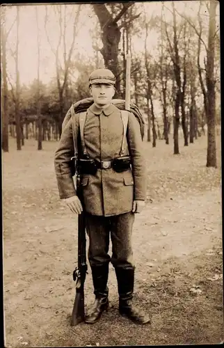 Foto Ak Deutscher Soldat in Uniform, Sägebajonett, 1916