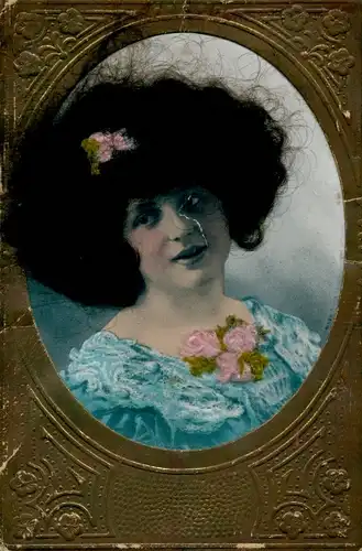 Echthaar Ak Portrait einer jungen Frau, Rose, Blaues Kleid, Blumen