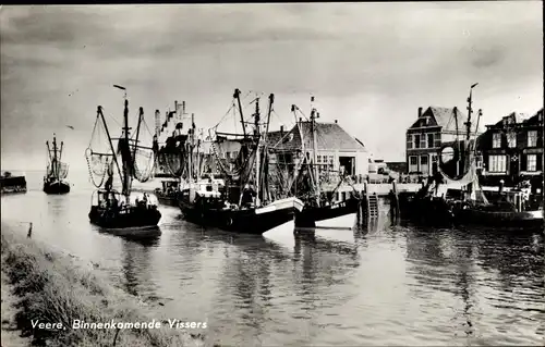 Ak Veere Zeeland Niederlande, Binnenkommende Vissers, Fischkutter, Hafeneinfahrt