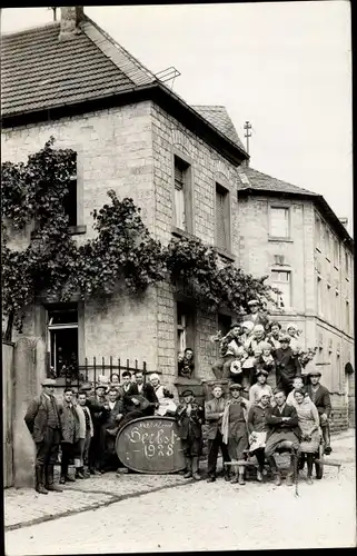 Foto Ak Alsterweiler Maikammer an der Weinstraße, Weinbau Nikolaus Erh. Ernst, Gruppenaufnahme 1928