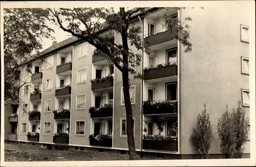 Foto Ak Nordenham in Niedersachsen, Wohnblock mit Balkonen