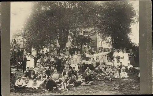 Foto Ak Tossens Butjadingen Wesermarsch, Gruppenbild vor der Schule, ca. 1920