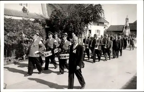 Foto Ak Töging am Inn Oberbayern, Kommunion, Festumzug