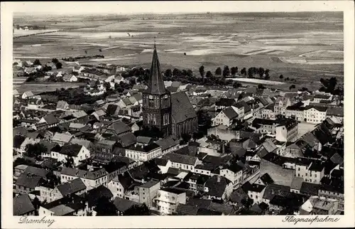 Ak Drawsko Pomorskie Dramburg Pommern, Totalansicht der Ortschaft, Kirche, Fliegeraufnahme