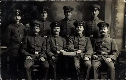 Foto Ak Deutsche Soldaten in Uniform, Gruppenbild